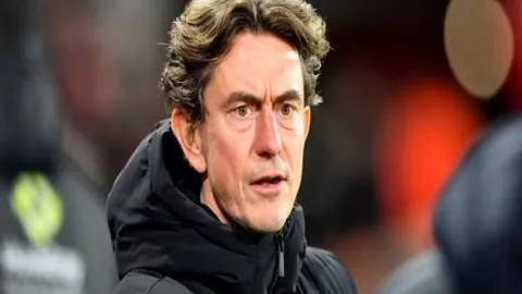 霍福德半场高效表现，6分6板4助2帽，老将状态神勇！