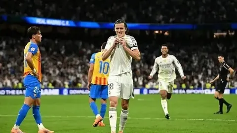 澳国门马修-瑞安禁区内失误，法甲球队慷慨送礼